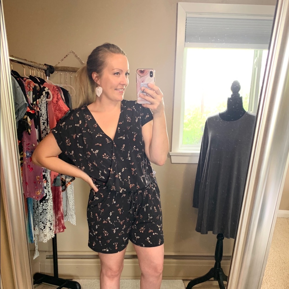 Black Short Sleeve Romper Floral Romper - Picture 3 of 13